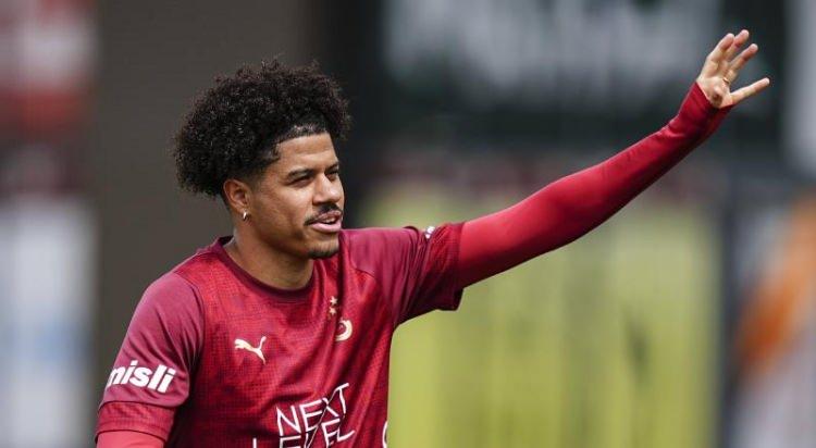<p>Napoli, Galatasaray'dan Gabriel Sara ve Wilfried Singo'yu istiyor.<br />
<br />
İtalyan ekibi, sarı-kırmızılılara Noa&nbsp;Lang'ı da teklif edecek.<br />
<br />
Galatasaray ise iki oyuncudan en az 80 milyon Euro gelir bekliyor.<br />
<br />
(AKŞAM)</p>
