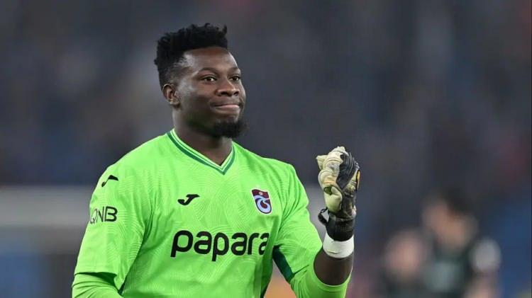 <p>Trabzonspor'da kaleci g&uuml;ndeminde tek bir isim var; Andre Onana.<br />
<br />
Ertuğrul Doğan, 1 sene daha kalmasını istediği tecr&uuml;beli eldivene en y&uuml;ksek maaşı teklif etti. Manchester United kiralamaya hazır. Karar aşamasında olan Onana da Trabzonspor'da devam etmeye sıcak.<br />
<br />
(FANATİK)</p>
