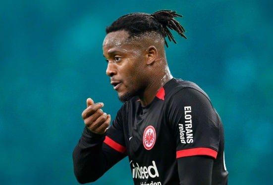 <p>32 yaşındaki Michy Batshuayi, Bursaspor'a &ouml;nerildi ancak y&ouml;netim, oyuncunun y&uuml;ksek maliyeti nedeniyle operasyonu askıya aldı.<br />
<br />
Yeşil-beyazlılar yine de Bel&ccedil;ikalı golc&uuml; i&ccedil;in kapıyı tamamen kapatmadı.<br />
<br />
(FOTOMA&Ccedil;)</p>
