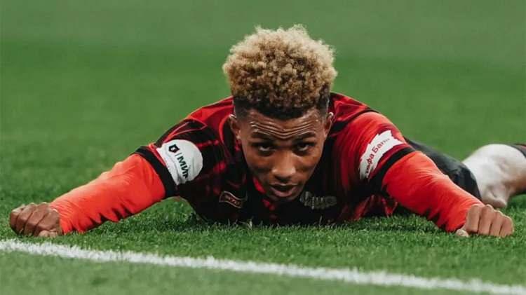 <p>Galatasaray, Gedson Fernandes i&ccedil;in hen&uuml;z resmi bir girişim yapmadı.<br />
<br />
Okan Buruk'un beğendiği Portekizli orta saha ile &ouml;ncelikli hedeflerden sonu&ccedil; alınamaması halinde temasa ge&ccedil;ilecek.<br />
<br />
(TAKVİM)</p>
