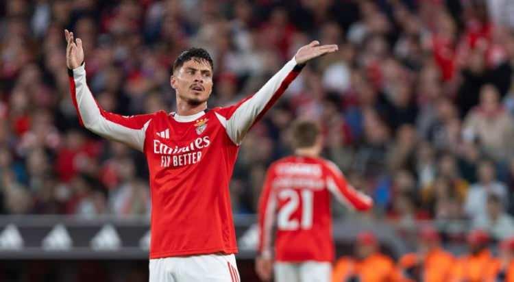 <p>Galatasaray'ın, forvet takviyesi i&ccedil;in Benfica forması giyen Franjo Ivanovic'i g&uuml;ndemine aldığı belirtildi.<br />
<br />
Okan Buruk'un beğendiği 22 yaşındaki oyuncunun, Benfica'daki teknik direkt&ouml;r değişikliği sonrası ayrılığa sıcak bakabileceği ifade edildi.<br />
<br />
(TAKVİM)</p>
