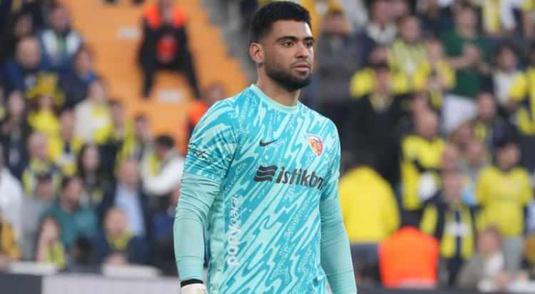 <p>Samsunspor, devre arasında &ouml;n anlaşma sağladığı kaleci Bilal Bayazıt'ı kadrosuna katmaya hazırlanıyor.<br />
<br />
(FOTOMA&Ccedil;)</p>
