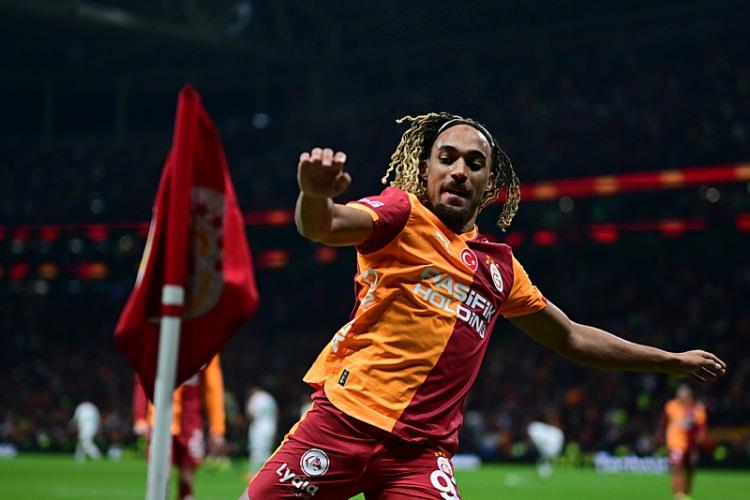 <p>Sacha Boey'in 15 milyon euroluk opsiyonunu kullanmayacak olan Galatasaray, Fransız sağ beki 1 yıl daha kiralamak istiyor.<br />
<br />
(FOTOMA&Ccedil;)</p>
