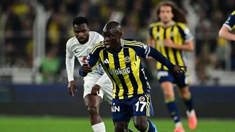 <p>Fransız ekibi Paris FC, N'Golo Kante i&ccedil;in Fenerbah&ccedil;e'ye yeni bir teklif sundu. Y&ouml;netim bu teklife hen&uuml;z bir cevap vermedi.<br />
<br />
(TAKVİM)</p>

