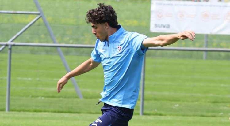 <p>Beşiktaş'ın, Trabzonspor'un 19 yaşındaki stoperi Arda &Ouml;zt&uuml;rk'&uuml; kadrosuna katmak i&ccedil;in yoğun &ccedil;aba g&ouml;sterdiği belirtildi.<br />
<br />
Siyah-beyazlıların 1 milyon euro bonservis ve sonraki satıştan pay teklif ettiği, Trabzonspor'un ise rakamın artırılmasını istediği ifade edildi.<br />
<br />
(SABAH)</p>
