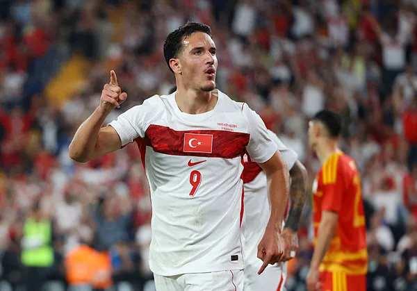 <p>Galatasaray'ın, Victor Osimhen'in arkasına yerli forvet takviyesi yapmak istediği ve &ouml;ncelikli hedef olarak Deniz G&uuml;l'&uuml; belirlediği aktarıldı.<br />
<br />
(FANATİK)</p>
