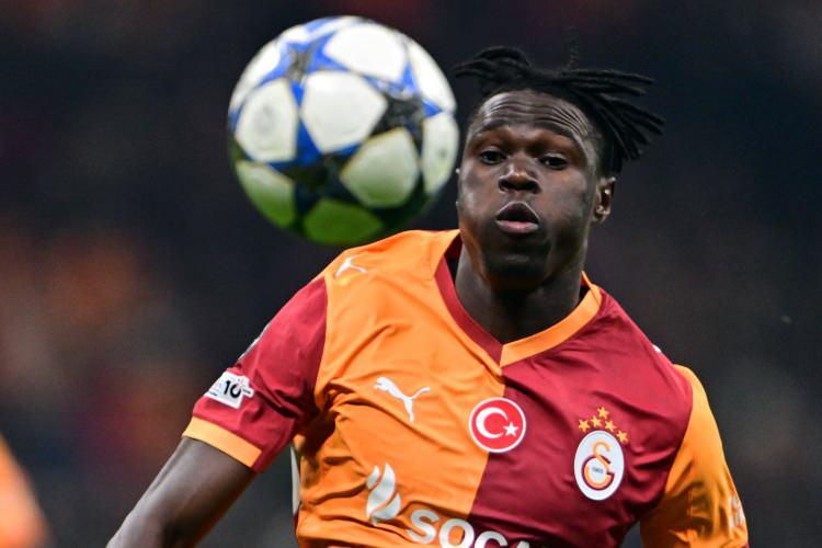 <p>D&uuml;nya Kupası'nda boy g&ouml;sterecek olan Wilfried Singo'yu Napoli, Borussia Dortmund ve Newcastle United istiyor.<br />
<br />
<br />
(TAKVİM)</p>
