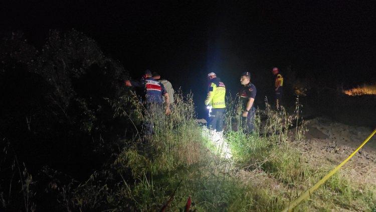 <p>Akıntıya kapılan Mustafa Erten, g&ouml;zden kayboldu. Erten'in yanındakilerin ihbarı &uuml;zerine b&ouml;lgeye sağlık, jandarma, AFAD, UMKE ve itfaiye ekipleri sevk edildi.&nbsp;</p>
