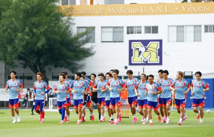 <p>*Japonya milli takımı, antrenman sahasının zemininden şikayet etti.</p>

