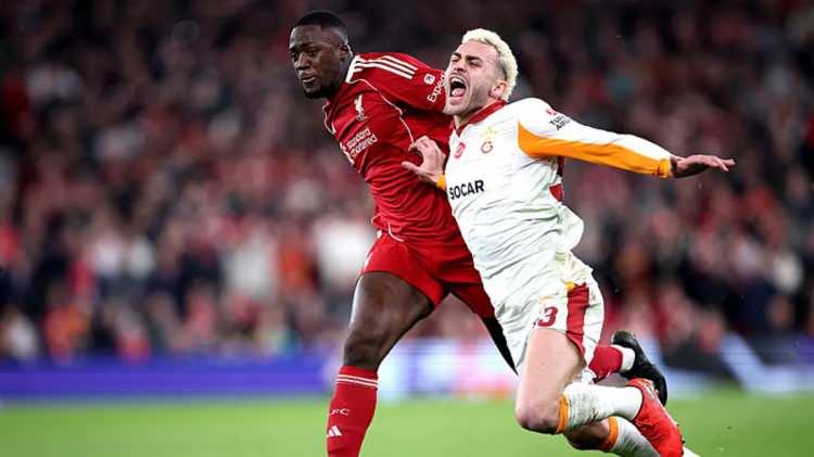 <p>G&uuml;&ccedil;l&uuml; fiziği ile dikkat &ccedil;eken Fransız stoper, ge&ccedil;tiğimiz haftalarda Galatasaray ve Fenerbah&ccedil;e'nin transfer g&uuml;ndeminde yer aldı.</p>
