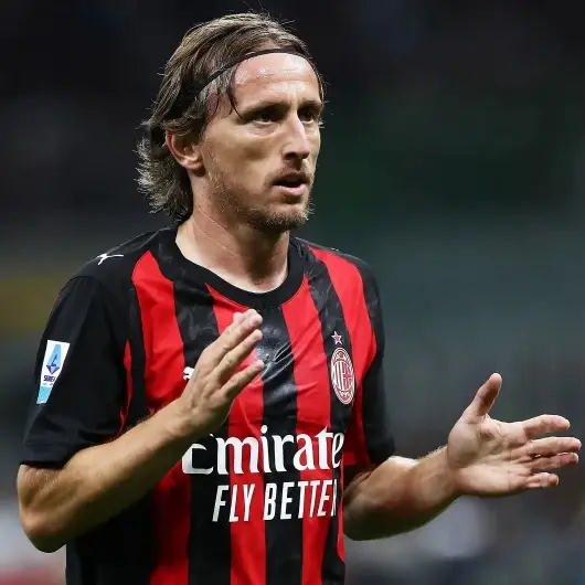 <p>İtalyan devi Milan'da k&ouml;t&uuml; ge&ccedil;en sezonun en iyi isimlerinden biri olmayı başaran 40 yaşındaki Luka Modric'in de &Ccedil;izme temsilcisi ile kontratı sona eriyor.</p>

