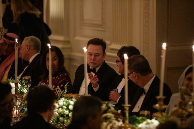 <p><span style="color:#B22222"><strong>&ldquo;ELON PRİMİ&rdquo;</strong></span></p>

<p>Analistler, SpaceX'in ulaştığı devasa değerin yalnızca şirketin mali performansıyla a&ccedil;ıklanamayacağını belirtiyor.</p>

<p>Piyasalarda son yıllarda ortaya &ccedil;ıkan ve "Elon primi" olarak adlandırılan kavram, yatırımcıların Musk'ın vizyonuna duyduğu g&uuml;ven nedeniyle şirketlerin geleneksel değerleme y&ouml;ntemlerinin &uuml;zerinde fiyatlanmasını ifade ediyor.</p>
