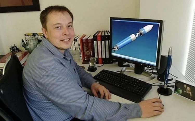 <p><span style="color:#B22222"><strong>SPCAEX</strong></span></p>

<p>Musk, 2002'de de SpaceX adlı bir uzay taşımacılığı şirketi kurdu.</p>

<p>D&uuml;nya'nın y&ouml;r&uuml;ngesine uydur ve diğer uzay ara&ccedil;ları taşımada kullanılan roketlerin yeniden kullanılabilir olması &uuml;zerinde &ccedil;alışan şirket ilerleyen yıllarda m&uuml;rettebatlı uzay ara&ccedil;ları &uuml;retimine de başladı.</p>

<p>SpaceX, NASA ile birlikte &ccedil;alışarak Uluslararası Uzay İstasyonu&rsquo;na m&uuml;rettebat taşımacılığı ger&ccedil;ekleştirdi.</p>
