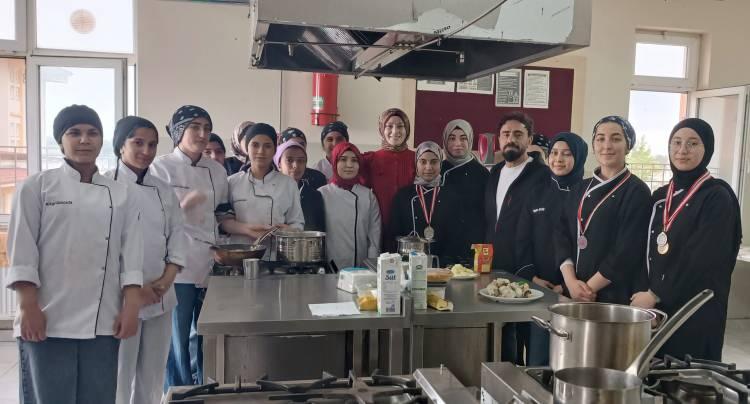 <p>Gaziantep&rsquo;in İslahiye il&ccedil;esinde, Cemil Meri&ccedil; Meslek ve Teknik Anadolu Lisesi&rsquo;nin Yiyecek-İ&ccedil;ecek Hizmetleri Alanı &ouml;ğrencileri<span style="color:#A52A2A"><strong><em>&nbsp; 9 ayda 40 milyon TL ciro elde etti. </em></strong></span>İşte &ouml;ğrencilerin başarı sırrı...</p>
