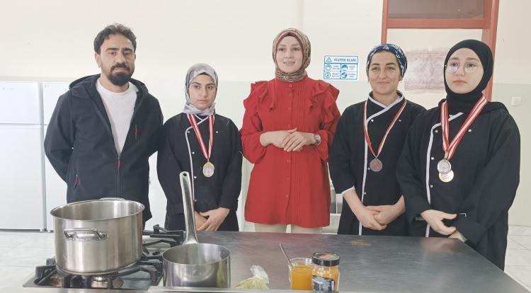 <p>Okul olarak hem &ouml;ğrendiklerini hem de her ge&ccedil;en yıl &uuml;retimi arttırdıklarını ifade eden emil Meri&ccedil; Meslek ve Teknik Anadolu Lisesi M&uuml;d&uuml;r&uuml; Zeyyat Batur ş&ouml;yle konuştu:&nbsp;</p>
