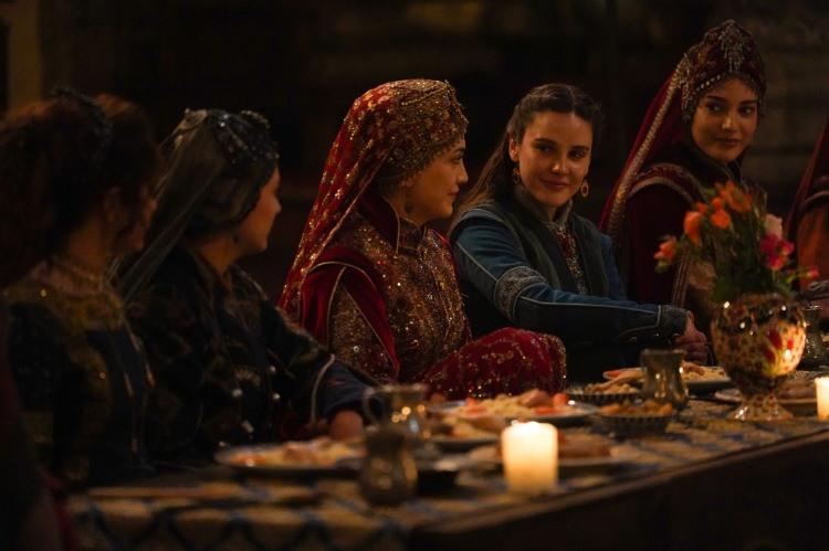 <p>D&ouml;rty&uuml;z &ccedil;adırlık Kayı obasından bir cihan devletine uzanan diriliş ve kuruluş hikayesi; Ertuğrul Bey, Osman Gazi ve Sultan Orhan&rsquo;ın kutlu y&uuml;r&uuml;y&uuml;şleriyle ekrana taşındı. T&uuml;rkiye&rsquo;de b&uuml;y&uuml;k ilgi g&ouml;ren yapım, d&uuml;nyanın d&ouml;rt bir yanında da geniş izleyici kitlesine ulaşarak T&uuml;rk televizyon tarihinin en uzun soluklu ve en etkili tarihi anlatısı oldu.&nbsp;</p>
