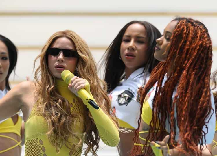 <p>Şarkılar eşliğinde dans edilirken renkli g&ouml;sterilere sahne olan D&uuml;nya Kupası a&ccedil;ılışında Shakira&rsquo;da Dai Dai şarkısını seslendirdi.</p>
