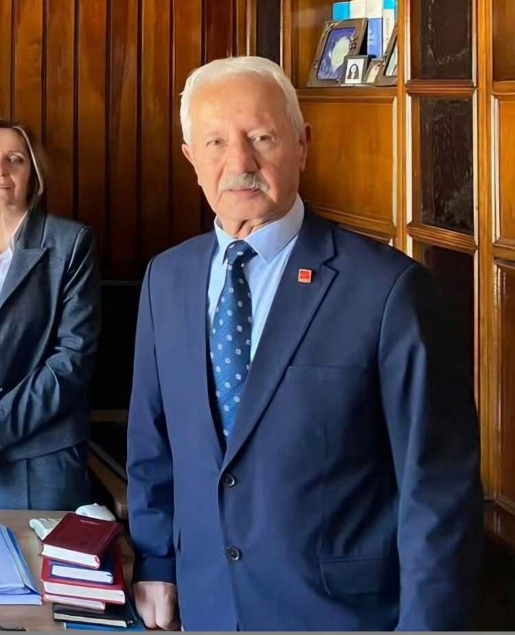 <p>AK Parti'li Karab&uuml;k Belediye Başkanı &Ouml;zkan &Ccedil;etinkaya da hastane morguna gelerek il Başkanı ve partilerle birlikte Mustafa Erten'in yakınlarına başsağlığı diledi.</p>

<p>&nbsp;</p>
