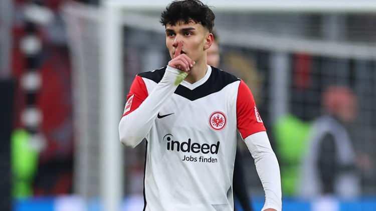 <p>Galatasaray, Can Uzun i&ccedil;in 35 milyon euroyu g&ouml;zden &ccedil;ıkardı. Frankfurt'un 60 milyon euro bonservis talebinde geri adım atmaması nedeniyle g&ouml;r&uuml;şmelerde ilerleme sağlanamadı.</p>

<p>(SABAH)</p>

<p>&nbsp;</p>
