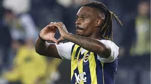 <p>T&uuml;rkiye'de daha &ouml;nce Fenerbah&ccedil;e forması giyen Lincoln Henrique'ye S&uuml;per Lig'den 4 takım talip oldu. Başakşehir, Kasımpaşa, Rizespor ve G&ouml;ztepe, Brezilya oyuncunun durumunu yakından takip ederken teklif yapmaya hazırlanıyor.</p>

<p>(FANATİK)</p>

<p>&nbsp;</p>
