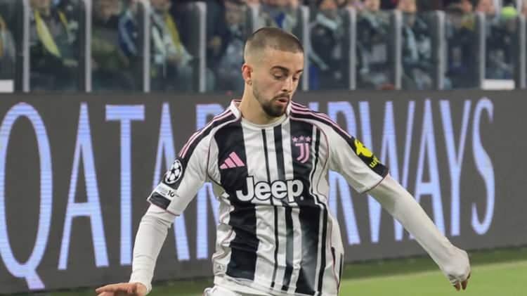 <p>Trabzonspor, Juventus'tan Edon Zhegrova i&ccedil;in g&ouml;r&uuml;şmelerine başladı. Listedeki bir diğer isim Tsygankov'dan olumsuz yanıt gelmesi halinde 27 yaşındaki oyuncu i&ccedil;in girişimler hızlanacak.</p>

<p>(FOTOMA&Ccedil;)</p>

<p>&nbsp;</p>

