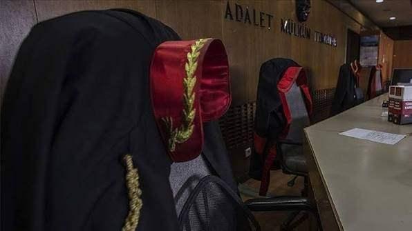 <p><span style="color:rgb(165, 42, 42)"><strong>SAVCILIK SAVUNMAYI KABUL ETMEDİ&nbsp;</strong></span></p>

<p>&nbsp;</p>

<p>Kurtalan Cumhuriyet Başsavcılığı, ş&uuml;phelinin <strong><em>'Hedef g&ouml;zetmeden rastgele ateş ettim'</em></strong> y&ouml;n&uuml;ndeki savunmalarını reddetti.</p>

