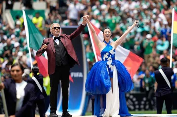 <p>Mexico City Stadı&rsquo;nda d&uuml;zenlenen g&ouml;rkemli t&ouml;rene J Balvin, Lila Downs, Andrea Bocelli gibi isimlerde yer aldı.</p>
