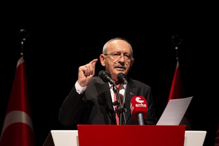 <p>Partideki yolsuzluklar ve pavyonlardaki delege pazarlıklarına vurgu yapan Kılı&ccedil;daroğlu, <strong><em>"Ne gerekiyorsa yapacağız. Partiyi kirlilikten arındıracağım. Bunun i&ccedil;in &ouml;nyargılı olmayacağım; bu k&ouml;t&uuml;d&uuml;r atalım partimizden demeyeceğim. Bu kurultay davasını başımıza bela edenlerden hesap soracağım."</em></strong> ifadelerini kullandı.</p>
