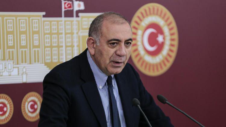 <p><span style="color:#B22222"><strong>G&Uuml;RSEL TEKİN: GEREKEN YAPILACAK</strong></span></p>

<p>G&uuml;rsel Tekin de TGRT Haber'de katıldığı canlı yayında, parti t&uuml;z&uuml;ğ&uuml;ne ve parti hukukuna aykırı davranışlarla ilgili s&uuml;re&ccedil;lerin başlayacağını belirterek, disiplin mekanizmasının işletileceğini s&ouml;yledi.</p>

<p>Tekin, konuya ilişkin a&ccedil;ıklamasında şu ifadeleri kullandı:</p>

<p><em><strong>"Parti hukukuna uymayanlar i&ccedil;in yarın ger&ccedil;ekleştirilecek Merkez Y&ouml;netim Kurulu (MYK) toplantısında hi&ccedil; teredd&uuml;ts&uuml;z gereği yapılacaktır. B&uuml;y&uuml;k olasılıkla yarın MYK'da sevkler ve ihra&ccedil;lar resmi olarak g&uuml;ndeme gelir. Tabii listede kimlerin olacağını hen&uuml;z detaylıca bilmiyorum ama buradaki s&uuml;re&ccedil;lerin ardından dosyalar perşembe g&uuml;n&uuml; Parti Meclisi'ne (PM) sunulacaktır. Nihai kararı tamamen Parti Meclisi verecektir."</strong></em></p>
