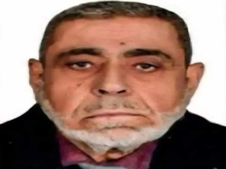 <p><span style="color:#A52A2A"><strong>DOKU PAR&Ccedil;ALARI DA BULUNDU&nbsp;</strong></span></p>

<p>&nbsp;</p>

<p>Adalet Uzunoğlu polis memurlarının sorularına &ccedil;elişkili yanıtlar da verince Bursa Cumhuriyet Başsavcılığı&rsquo;nca soruşturma başlatılarak, İl Emniyet M&uuml;d&uuml;rl&uuml;ğ&uuml; Asayiş Şube M&uuml;d&uuml;rl&uuml;ğ&uuml; Cinayet B&uuml;ro Amirliği ekipleri g&ouml;revlendirildi.</p>

<p>&nbsp;</p>

<p>Adrese Olay Yeri İnceleme ekipleri sevk edildi. &Ccedil;ifte ait olan ve ilk 2 katının boş olduğu &ouml;ğrenilen 3 katlı binanın en &uuml;st katında inceleme yapıldı.</p>

<p>&nbsp;</p>

<p>Pis ve bakımsız olduğu g&ouml;r&uuml;len dairenin girişinde, elektrik prizinde, <strong><em><span style="color:#A52A2A">lavaboda ve evde bulunan satır ile bı&ccedil;akta kan izi tespit edildi.</span></em></strong></p>

<p>&nbsp;</p>

<p>Biyolojik incelemede, evin &ccedil;eşitli yerlerinde doku par&ccedil;aları da bulundu.</p>
