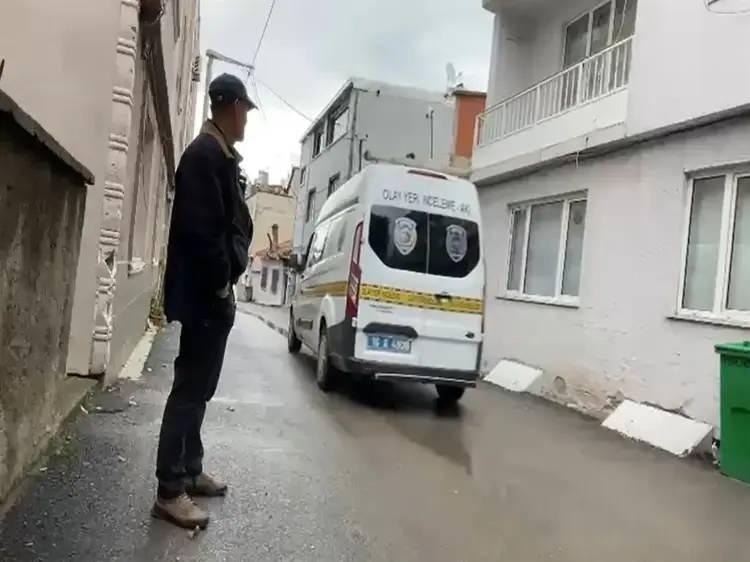 <p>Biyolojik numuneler ile satır ve bı&ccedil;ak inceleme yapılmak &uuml;zere Bursa B&ouml;lge Kriminal Polis Laboratuvarı M&uuml;d&uuml;rl&uuml;ğ&uuml;&rsquo;ne g&ouml;nderilirken, Adalet Uzunoğlu da teknik ve fiziki takibe alındı.</p>

<p>&nbsp;</p>

<p>Kriminal incelemede; kan ve doku &ouml;rneklerinin hakkında kayıp başvurusunda bulunulan Ali Fuat Uzunoğlu'na, <span style="color:#A52A2A"><strong><em>satır ve bı&ccedil;aktaki parmak izlerinin de Adalet Uzunoğlu'na ait olduğu belirlendi.</em></strong></span></p>
