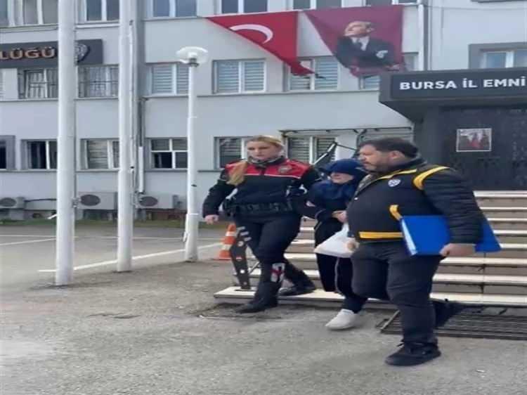 <p><strong>KAN SI&Ccedil;RAMASIN DİYE ETRAFA POŞET SARDIĞI ORTAYA &Ccedil;IKTI&nbsp;</strong></p>

<p>&nbsp;</p>

<p>Bursa Cumhuriyet Başsavcılığı&rsquo;nca y&uuml;r&uuml;t&uuml;len soruşturma tamamlanarak iddianame hazırlandı. İddianamede, <span style="color:#A52A2A"><strong><em>&lsquo;Eşe karşı nitelikli kasten &ouml;ld&uuml;rme&rsquo; </em></strong></span>su&ccedil;undan ağırlaştırılmış m&uuml;ebbet hapsi istenen <span style="color:#A52A2A"><strong><em>Adalet Uzunoğlu&rsquo;nun eşinin cesedini par&ccedil;alarken kan sı&ccedil;ramasın diye etrafa poşet serdiği, kanlı giysileri tuvalet giderine gizlediği ve poşetlere koyduğu ceset par&ccedil;alarını,</em></strong></span> &ouml;zellikle g&uuml;venlik kameralarının g&ouml;r&uuml;ş a&ccedil;ısı dışında kalan k&ouml;r noktalardaki &ccedil;&ouml;p konteynerlerine attığı belirtildi.</p>
