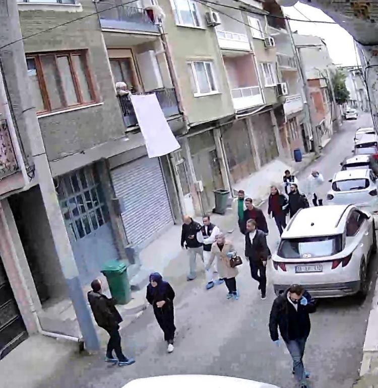 <p>&Ccedil;ocuklarıyla yaptığı telefon g&ouml;r&uuml;şmesinde, <strong><em>&ldquo;Cinnet ge&ccedil;irdim kuzum. &Ouml;lm&uuml;ş adamı kaldırdım attım&rdquo;</em></strong> dediği ortaya &ccedil;ıkan Uzunoğlu&rsquo;nun, ifadesinde eşini &ouml;ld&uuml;rd&uuml;ğ&uuml;n&uuml; kabul etmediği, merdivenlerin başında yerde hareketsiz yatarken bulup, nabız alamadığı <span style="color:#A52A2A"><strong><em>eşini kendisinin &ouml;ld&uuml;rmesinden ş&uuml;phelenilmemesi i&ccedil;in evde bulunan nacakla 10-15 par&ccedil;aya ayırıp, </em></strong></span>&ccedil;&ouml;plere attığını s&ouml;ylediği kaydedildi.</p>

<p>&nbsp;</p>

<p>3 &ccedil;ocuk annesi kadının ayrıca yer g&ouml;sterme sırasında cesedi nasıl par&ccedil;alayıp, hangi &ccedil;&ouml;p konteynerlerine attığını da ayrıntılı şekilde anlattığı belirtildi.</p>
