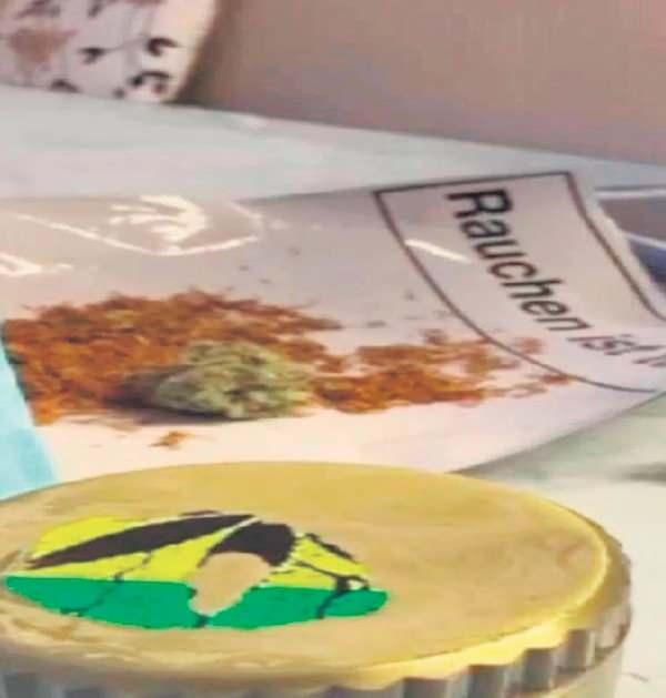 <p>G&ouml;r&uuml;nt&uuml;ler arasında, uyuşturucu madde kullanımına hazırlık aşamasını g&ouml;steren, tabak &uuml;zerinde rulo yapılmış paranın bulunduğu d&uuml;zenekler yer alıyor.&nbsp;</p>

<p>&nbsp;</p>
