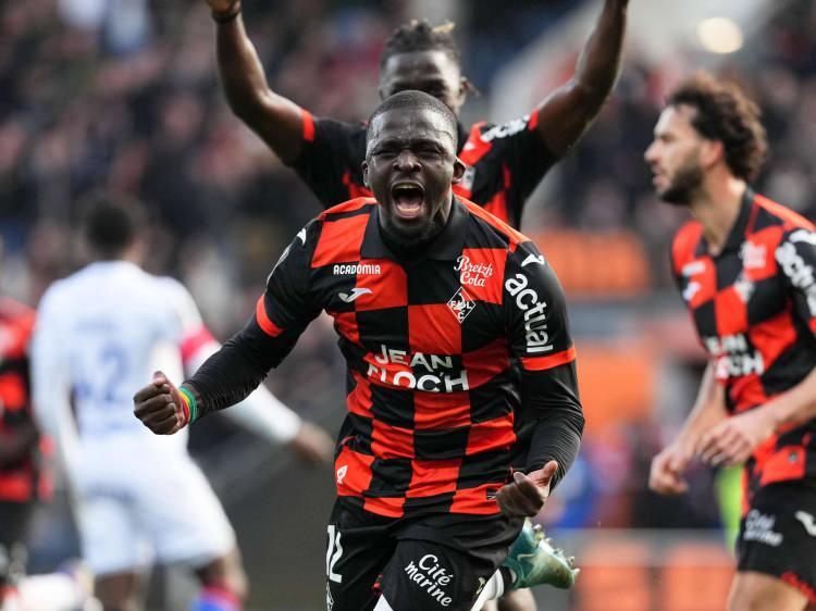 <p>Trabzonspor, Zenit'le anlaşmaya yakın olan Felipe Augusto'nun yerine Lorient forması giyen Bamba Dieng'i transfer etmek istiyor. S&ouml;zleşmesi ay sonunda bitecek futbolcu i&ccedil;in bonservis &ouml;denmeyecek olması nedeniyle Senegalli forvet bir adım &ouml;ne &ccedil;ıkıyor.</p>

<p>(SABAH)</p>

<p>&nbsp;</p>
