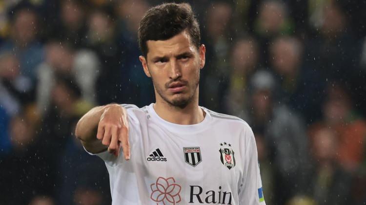 <p>Kiralık s&ouml;zleşmeleri sona eren Toure, Jota, Asllani ve Vasquez'le vedalaşan Beşiktaş'ta Salih U&ccedil;an'la da yollar ayrılıyor. S&ouml;zleşmesindeki 1 yıllık uzatma opsiyonu kullanılmayan deneyimli futbolcunun S&uuml;per Lig'den bir ekiple anlaşması bekleniyor. Salih U&ccedil;an, 4 sezonun ardından Beşiktaş'a veda etmiş olacak.</p>

<p>(MİLLİYET)</p>

<p>&nbsp;</p>
