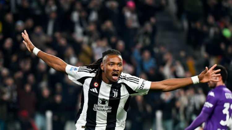 <p>Galatasaray'da orta saha transferi i&ccedil;in iki isim g&uuml;ndemde. Juventus'tan Khephren Thuram ve Real Madrid'den Eduardo Camavinga'yla ilgilenen sarı-kırmızılılar tercihini Thuram'dan yana yaptı. Oyuncuların kul&uuml;pleriyle yapılacak g&ouml;r&uuml;şmelerin ardından Thuram transfere 'tamam' derse Camavinga defteri kapanacak.</p>

<p>(FANATİK)</p>
