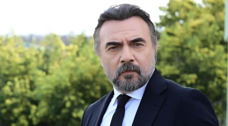 <p><span style="color:#B22222"><em><strong>&Uuml;nl&uuml; oyuncu Oktay Kaynarca'nın, ş&ouml;hrete kavuşmadan &ouml;nce yaptığı meslek yeniden g&uuml;ndem oldu. Son olarak Kim Milyoner Olmak İster yarışmasının sunuculuğunu &uuml;stlenen Kaynarca'nın uzun yıllar g&ouml;zlerden uzak kalan ge&ccedil;mişi merak konusu oldu. Başarılı oyuncunun &uuml;nl&uuml; olmadan &ouml;nce farklı işlerde &ccedil;alıştığı ve pek bilinmeyen mesleğiyle dikkat &ccedil;ektiği ortaya &ccedil;ıktı.</strong></em></span></p>
