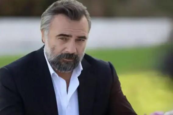 <p>&Uuml;nl&uuml; olmadan &ouml;nce erken yaşlarda farklı meslek gruplarında &ccedil;alışan Kaynarca oyunculuk performansıyla b&uuml;y&uuml;k hayran kitlesine sahip.</p>
