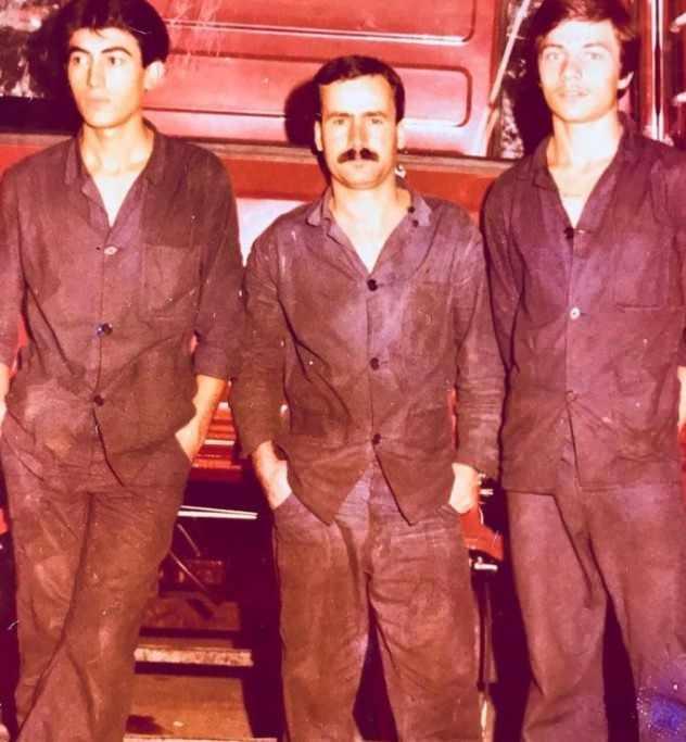 <p>Lise &ouml;ğrencisiyken İstanbul'da bir kamyon fabrikasında yedi ay elektrik iş&ccedil;isi olarak g&ouml;rev aldı.&nbsp;</p>
