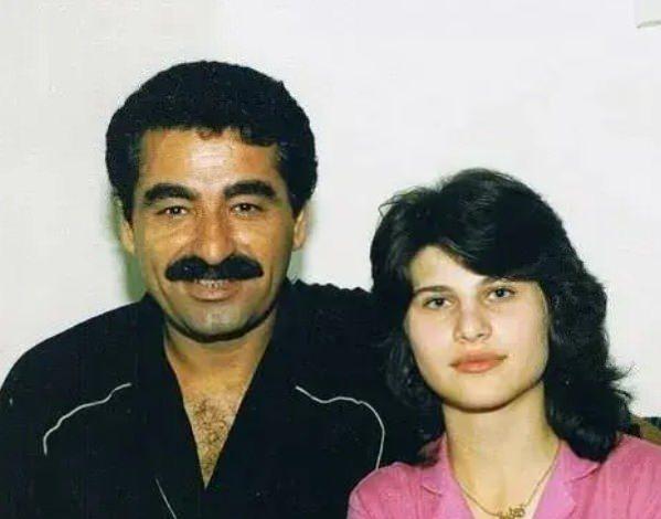 <p>İbrahim Tatlıses, m&uuml;zik kariyerine adım atmadan &ouml;nce gen&ccedil;lik yıllarında inşaatlarda soğuk demir ustalığı (demir iş&ccedil;iliği) yapıyordu. Aynı d&ouml;nemlerde ek gelir sağlamak i&ccedil;in sinemalarda su satıcılığı ve &ccedil;ığırtkanlık da yapmıştır.&nbsp;</p>

