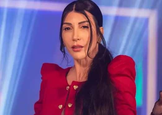 <p>Hande Yener</p>

<p>Tezgahtarlık</p>
