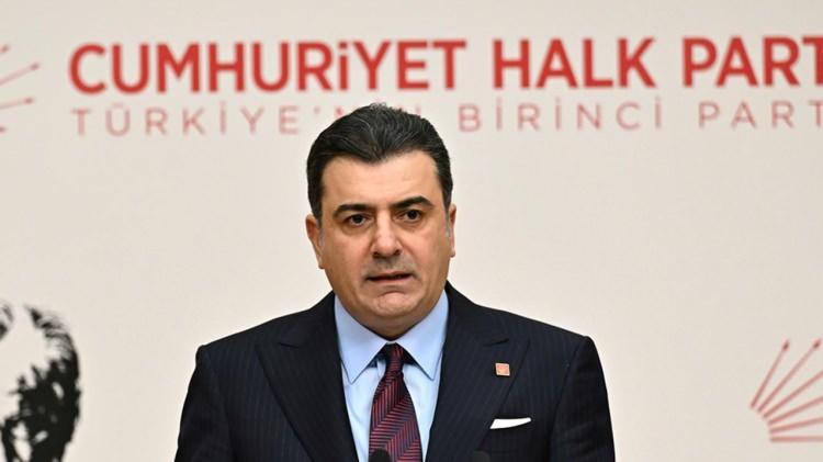 <p><strong><span style="color:rgb(178, 34, 34)">"BU SAATTEN SONRA KURULTAYIN TOPLANMAMASI SU&Ccedil;TUR"</span></strong></p>

<p>&nbsp;</p>

<p>&Ouml;zg&uuml;r &Ouml;zel y&ouml;netiminin S&ouml;zc&uuml;s&uuml; Zeynel Emre, TBMM'de a&ccedil;ıklama yaptı. Zeynel Emre, "Parti Meclisi toplantısına katılacaktık. Gidelim oraya, &ccedil;oğunluk biziz ve orada hem &ouml;nceki Genel Başkanımıza, hem oradaki arkadaşlarımıza milyonlarca CHP'nin karamsarlığını, itirazını ve olası sonu&ccedil;larını bir kez daha y&uuml;z y&uuml;ze anlatıp bir olağan&uuml;st&uuml; kurultay kararı aldıralım diye d&uuml;ş&uuml;nd&uuml;k. Ancak d&uuml;n itibarıyla 9 arkadaşımızı yetkisiz bir şekilde disiplin kuruluna sevk edildiği şeklinde bir a&ccedil;ıklamaları oldu" dedi.</p>

<p>Emre ş&ouml;yle devam etti: "Bu saatten sonra kurultayın toplanmaması su&ccedil;tur. Orada kalan arkadaşlar bunda ısrar ederse aynı zamanda 'usuls&uuml;z g&ouml;rev &uuml;stlenme' su&ccedil;unu işlemiş olurlar. Partiye kurultaya g&ouml;t&uuml;rmek dışında hi&ccedil;bir işlem yapamazlar, hi&ccedil;bir karar alamazlar."</p>
