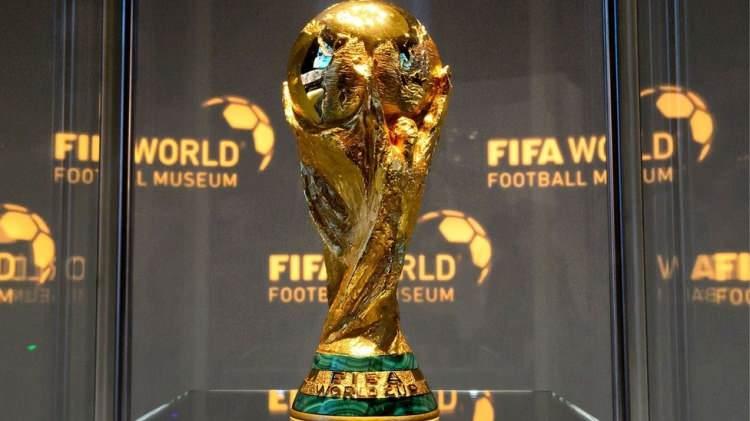 <p>ABD, Kanada ve Meksika'nın ortak ev sahipliğinde d&uuml;zenlenecek dev organizasyonda d&uuml;nyanın d&ouml;rt bir yanından gelen milli takımlar, futbolun en b&uuml;y&uuml;k kupasını kaldırabilmek i&ccedil;in sahaya &ccedil;ıkacak.</p>

