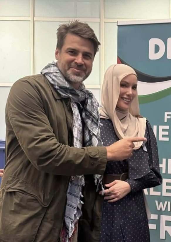 <p>Oyunculuğu bıraktıktan sonra manevi hayatına y&ouml;nelen ve kurduğu yardım derneği aracılığıyla d&uuml;nyanın bir&ccedil;ok farklı noktasında ihtiya&ccedil; sahiplerine ulaşan Gamze &Ouml;z&ccedil;elik&nbsp;7 Haziran 2024'te s&uuml;rpriz bir kararla Reshad Strik ile d&uuml;nyaevine girmişti.&nbsp;</p>
