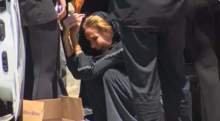 <p>İsmini dahi bilmediği şahsı vurmak i&ccedil;in bah&ccedil;e &ccedil;itlerinden atlayarak i&ccedil;eri girdiğini anlatan Serhat Altun, fotoğraflarda g&ouml;rd&uuml;ğ&uuml; kişiyi salonunda otururken video kaydına alarak vurduğunu anlattı.</p>

