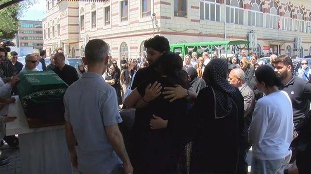 <p>Daha sonra bu kişinin mermi ve &ccedil;elik yelek getirirken polis tarafından yakalandığının kendisine s&ouml;ylendiğini ifade eden Altun, yaklaşık bir hafta sonra bir taksiyle gelen başka bir kişiden &ccedil;elik yelek ve 40 adet 9 milimetre mermi aldığını anlattı. Farklı bir tarihte k&uuml;&ccedil;&uuml;k yaşta bir &ccedil;ocuğun kendisine yeni bir SIM kart getirdiğini s&ouml;yleyen Altun, silahı ve mermileri teslim aldıktan sonra Engin Polat'ın bulunabileceği yerlere silahlı olarak keşfe &ccedil;ıktığını kaydetti.</p>

