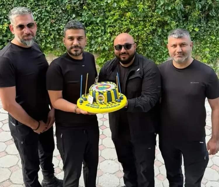 <p><span style="color:#B22222"><strong>"GOLFO, ENGİN POLAT'I BU GECE KESİN VURMAM GEREKTİĞİ TALİMATINI VERDİ"</strong></span></p>

<p>Serhat Altun, Engin Polat ve ailesinin sosyal medya paylaşımlarından İzmir'in &Ccedil;eşme il&ccedil;esine geldiklerini g&ouml;rd&uuml;ğ&uuml;n&uuml;, kendisine talimat veren kişinin de Engin Polat'ın VOM Ala&ccedil;atı adlı otelde kaldığını bildirdiğini ve saldırıyı burada ger&ccedil;ekleştirmesini istediğini aktardı. 2 Haziran g&uuml;n&uuml; İstanbul'dan otob&uuml;se binen Altun, gece saatlerinde İzmir'e ulaştığını anlattı.</p>
