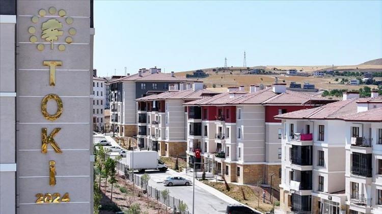 <p><strong>BURSA TOKİ PROJE LİSTESİ</strong></p>

<p>&nbsp;</p>

<p>Bursa'da TOKİ tarafından satışa sunulacak konutlar B&uuml;y&uuml;korhan, Gemlik, G&uuml;rsu, Harmancık, İneg&ouml;l, Karacabey, Mustafakemalpaşa, Nil&uuml;fer, Orhaneli ve Yenişehir il&ccedil;elerinde yer alıyor. B&uuml;y&uuml;korhan'da 45, Gemlik'te 37, G&uuml;rsu'da 96, Harmancık'ta 23 ve İneg&ouml;l'de 125 konut satışa &ccedil;ıkarılacak. Karacabey il&ccedil;esinde beş ayrı projede toplam 1.383 konut vatandaşların başvurusuna a&ccedil;ılacak. Mustafakemalpaşa'daki iki projede toplam 79 konut satışa sunulurken, Nil&uuml;fer il&ccedil;esindeki &uuml;&ccedil; ayrı projede toplam 320 konut yer alıyor. Orhaneli il&ccedil;esinde 52, Yenişehir il&ccedil;esinde ise 40 konut satışa &ccedil;ıkarılacak.</p>
