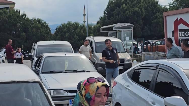<p>Kapıların a&ccedil;ılmasıyla &ccedil;ocuklar, okulların giriş kapısına doğru y&uuml;r&uuml;d&uuml;.</p>

<p>&nbsp;</p>

<p>Kimlik kontrol&uuml;n&uuml;n ardından &ouml;ğrenciler i&ccedil;eri alındı.&nbsp;</p>
